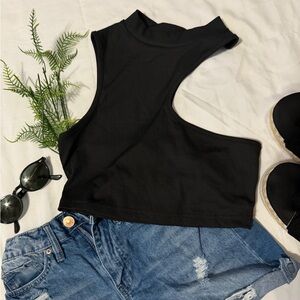 SHEIN Black Sleeveless Asymmetrical Crop Top